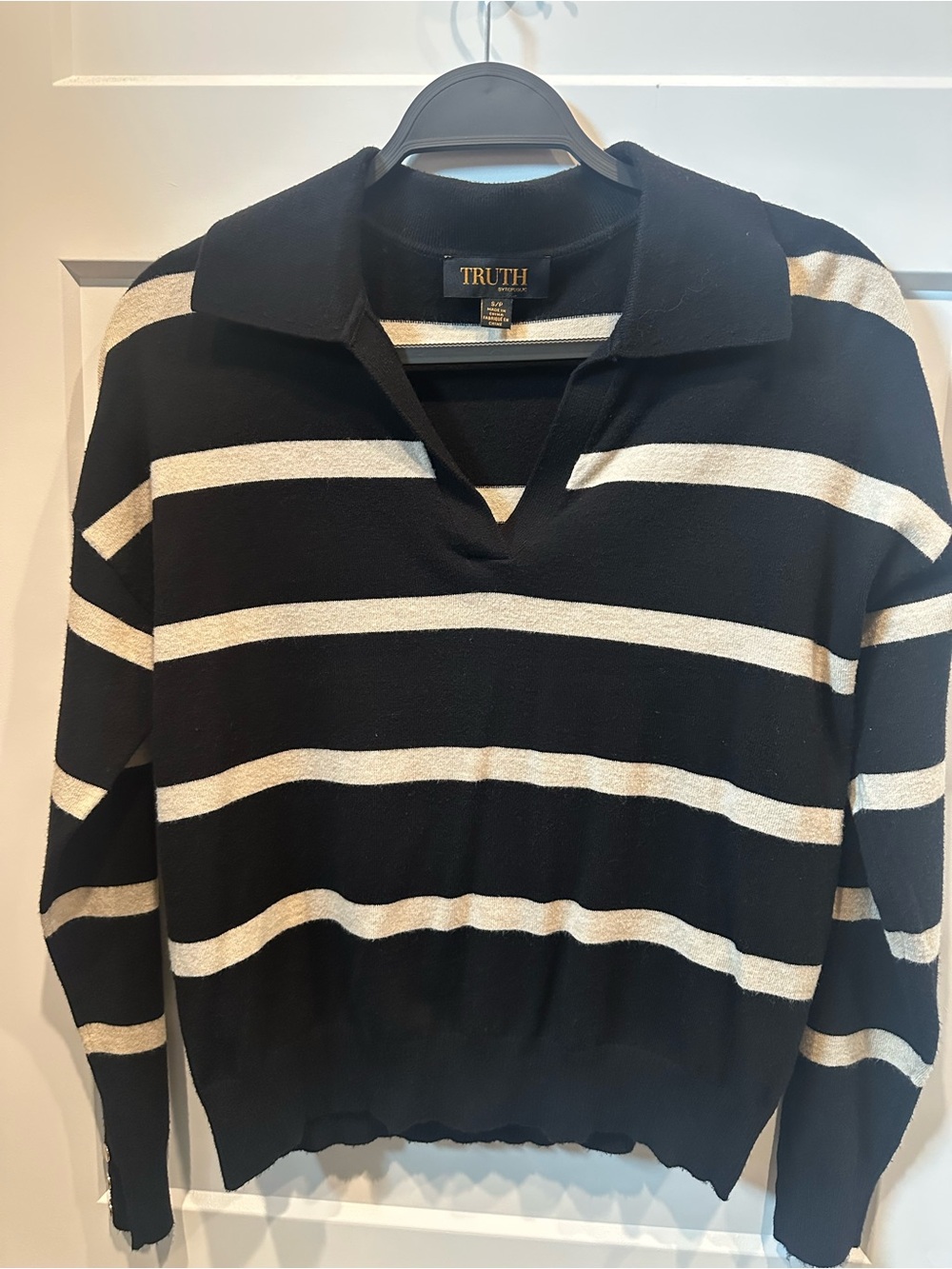 Truth by republic sweater sz small